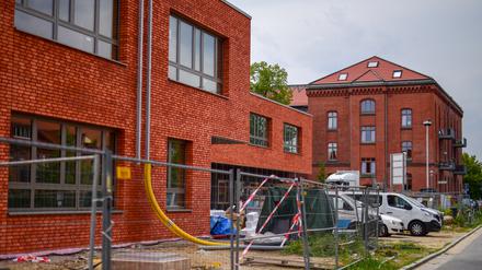 Die Grundschule an den Roten Kasernen Ost nimmt architektonisch Bezug auf die historischen Gebäude.