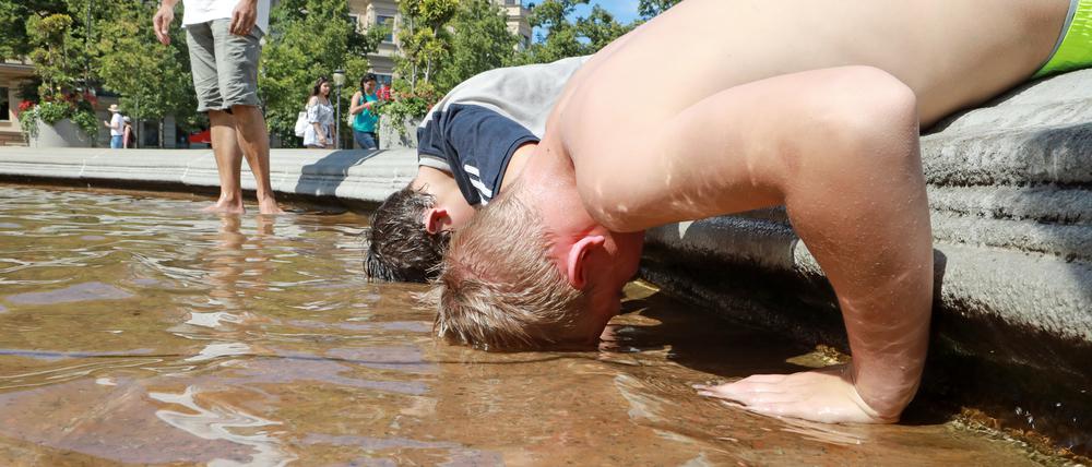 Egal wie, Hauptsache erfrischt. Kinder am Luisenplatz-Brunnen.