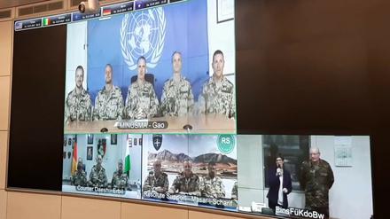 Verteidigungsministerin Annegret Kramp-Karrenbauer (CDU) ist von Geltow aus live mit den Bundeswehr-Missionen in Mali, Afghanistan und Irak verbunden.
