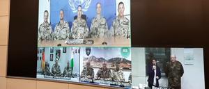 Verteidigungsministerin Annegret Kramp-Karrenbauer (CDU) ist von Geltow aus live mit den Bundeswehr-Missionen in Mali, Afghanistan und Irak verbunden.