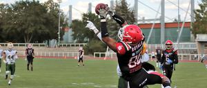 Debüt mit Schmerzen. Royals-Sommerneuzugang Florian Larose zog sich kurz vor dem Spielende eine Handverletzung zu.