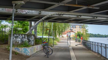Sackgasse. Hinter der Bahnbrücke ist der Uferweg an der Havel abgesperrt. In der nördlichen Speicherstadt ist er sogar ganz verschwunden. Nun soll er provisorisch wieder geöffnet werden.