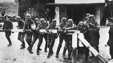 Beim Einmarsch in Polen am 1.9.1939 reißen Soldaten der deutschen Wehrmacht einen Schlagbaum an der deutsch-polnischen Grenze nieder. Am selben Tag verkündet Hitler vor dem Berliner Reichstag mit dem Ausspruch "Seit 5.45 Uhr wird zurückgeschossen..." den Ausbruch des Zweiten Weltkriegs.