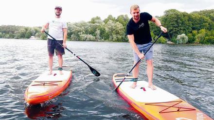 Die „Kolula“-Gründer Lars Ermisch (links) und Steven Bredow beim Stand-Up-Paddling auf der Havel vor Lindwerder.