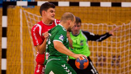 Mit aller Kraft dagegen. Potsdams Robin Huntz (l.) stemmt sich gegen Füchse-Nationalspieler Paul Drux.
