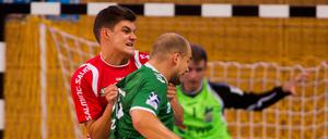 Mit aller Kraft dagegen. Potsdams Robin Huntz (l.) stemmt sich gegen Füchse-Nationalspieler Paul Drux.