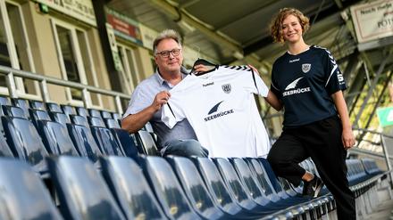 Wertvolle Botschaft. SVB-Präsident Archibald Horlitz und Liza Pflaum, Sprecherin der Initiative „Seebrücke“, zeigen das neue Trikot.