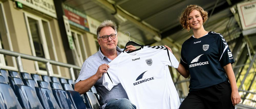 Wertvolle Botschaft. SVB-Präsident Archibald Horlitz und Liza Pflaum, Sprecherin der Initiative „Seebrücke“, zeigen das neue Trikot.