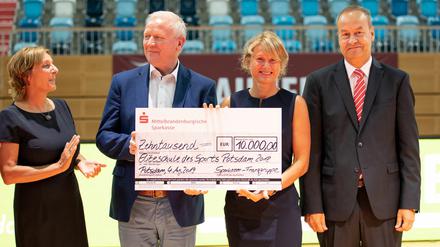 Einen Scheck über 10.000 Euro erhielt die Schulleiterin Iris Gerloff (2.v.r) zusammen mit Olympiastützpunkt-Leiter Wilfried Lausch (2.v.l.) von Brandenburgs Sportministerin Britta Ernst (l.) und dem Vorstandsvorsitzender der Mittelbrandenburgischen Sparkasse Andreas Schulz (r.).