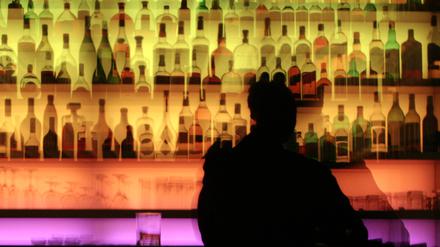 Schätzungen zufolge sind im Jahr 2022 mehr als 8000 Krebstodesfälle – rund 6200 bei Männern und 2100 bei Frauen – auf Alkoholkonsum zurückzuführen. 
