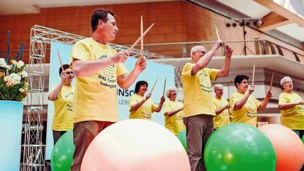 Sie trommeln wieder. Parkinson-Drummer beim Teltowkanal-Lauf.