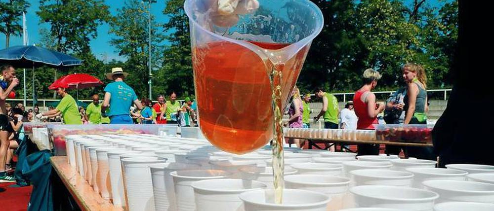Runter und weg. Die Becher von der Trinkstation beim Potsdamer Schlösserlauf landen später im Müll.