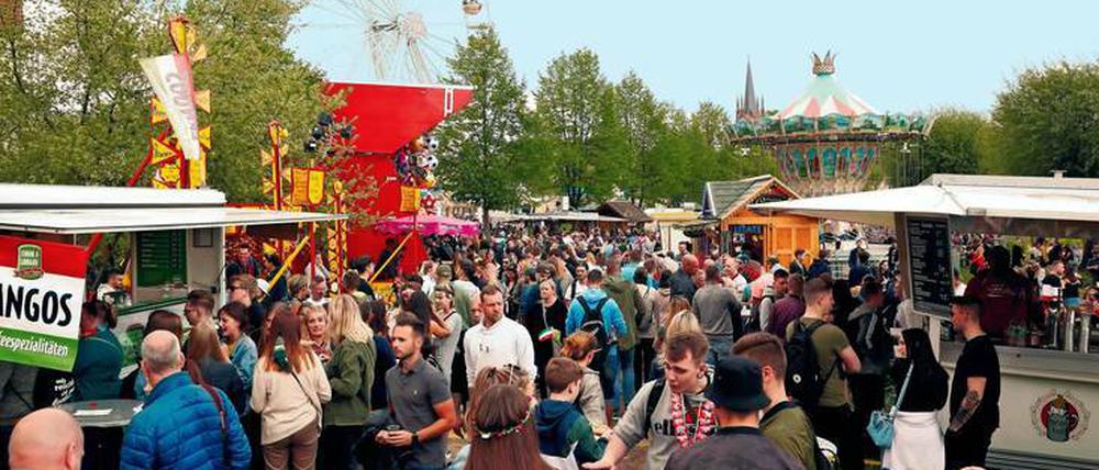 Die letzte Meile? Zur Eröffnung im April drängten sich Tausende Besucher auf dem Hartplatz vor Werders Insel. Ob dort auch 2020 Trubel herrschen wird, ist offen. Foto: Sebastian Gabsch