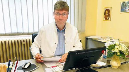 Johannes Becker, 61, führt seit 1991 eine Hausarztpraxis in Ruhland unweit der Grenze zu Sachsen. Nach dem Studium in Jena kam er 1986 nach Brandenburg, wo er erst im staatlichen Gesundheitswesen der DDR arbeitete, unter anderem in der Betriebspoliklinik des Chemiekombinats in Schwarzheide. Nach der Wende ließ er sich als praktischer Arzt nieder. Foto: KVBB/promo