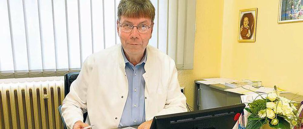 Johannes Becker, 61, führt seit 1991 eine Hausarztpraxis in Ruhland unweit der Grenze zu Sachsen. Nach dem Studium in Jena kam er 1986 nach Brandenburg, wo er erst im staatlichen Gesundheitswesen der DDR arbeitete, unter anderem in der Betriebspoliklinik des Chemiekombinats in Schwarzheide. Nach der Wende ließ er sich als praktischer Arzt nieder. Foto: KVBB/promo