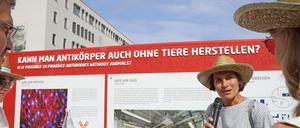 "Speed Dating" am Bauzaun zum Thema Antikörper-Herstellung ohne Einsatz von Tieren.