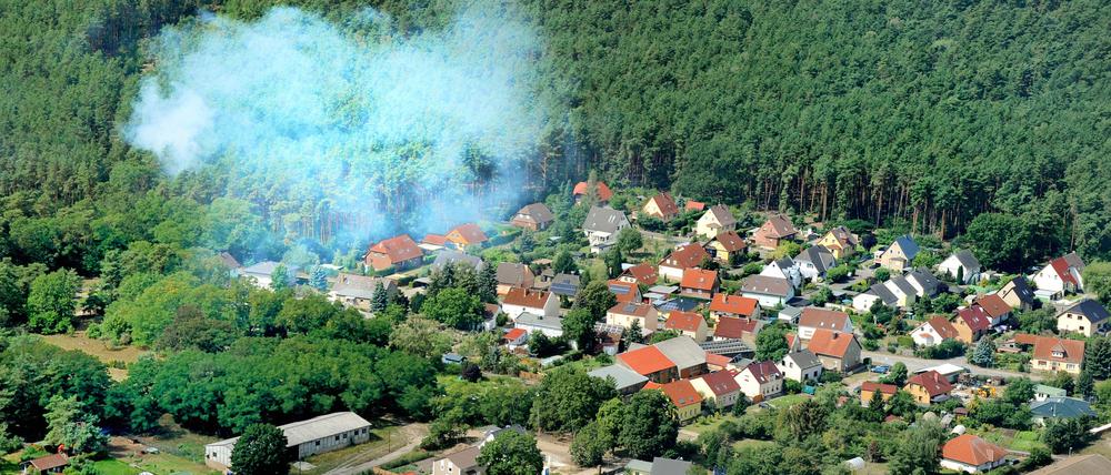 Der Waldbrand am Ortsrand von Saarmund im Luftbild. An der oberen Bildkante ist der Flugplatz Saarmund zu sehen.