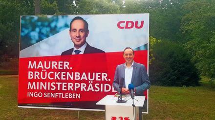 CDU-Spitzenkandidat Ingo Senftleben ruft sich auf einem Plakat als Ministerpräsidenten aus.
