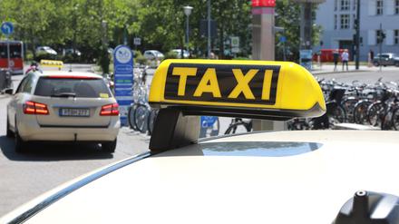 Am Taxistand am Hauptbahnhof Potsdam warten die Fahrer manchmal lange. Foto: Andreas Klaer