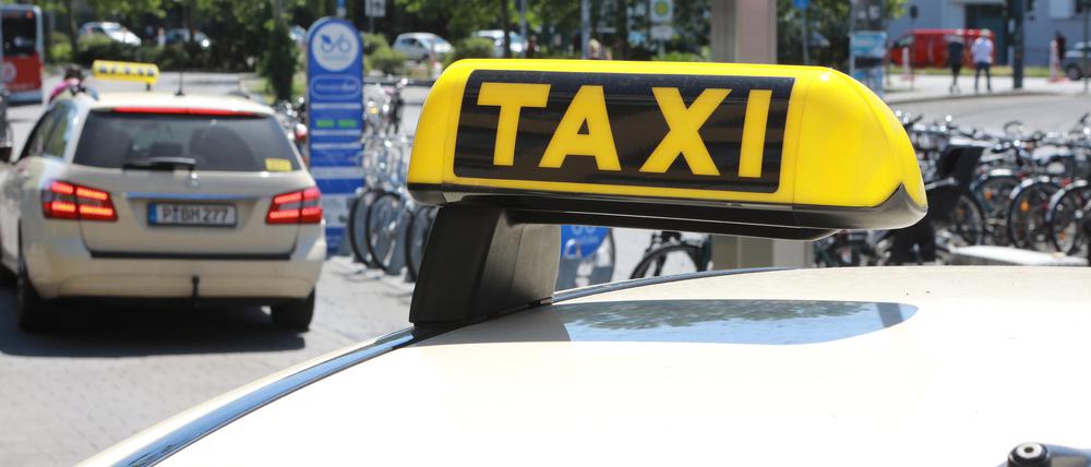 Am Taxistand am Hauptbahnhof Potsdam warten die Fahrer manchmal lange. Foto: Andreas Klaer