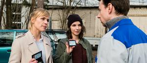 Laufende Ermittlung. Die Kommissarinnen Sophie (Katrin Jaehne, l.) und Luna (Caroline Erikson, M.) von der ZDF-Krimiserie "Soko Potsdam".