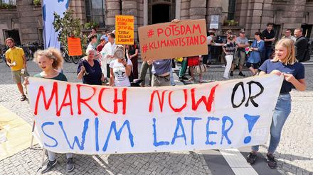 Klimaschützer demonstrieren vor dem Rathaus in Potsdam.