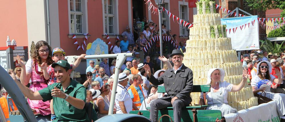 ARCHIV - 02.06.2019, Brandenburg, Beelitz: Eine Spargelpyramide von rund 200 Kilogramm wird beim Festumzug zum Spargelfest durch die Innenstadt gefahren. Über 50 Festwagen und Gruppen der Beelitzer Vereine, Schulen und Spielmannszüge bilden einen bunten Korso durch die Altstadt. (zu "Beelitzer Spargelfest will Unesco-Kulturerbe werden") Foto: Nestor Bachmann/dpa-Zentralbild/ZB - Honorarfrei nur für Bezieher des Dienstes ZB-Funkregio Ost +++ ZB-FUNKREGIO OST +++