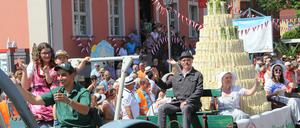 ARCHIV - 02.06.2019, Brandenburg, Beelitz: Eine Spargelpyramide von rund 200 Kilogramm wird beim Festumzug zum Spargelfest durch die Innenstadt gefahren. Über 50 Festwagen und Gruppen der Beelitzer Vereine, Schulen und Spielmannszüge bilden einen bunten Korso durch die Altstadt. (zu "Beelitzer Spargelfest will Unesco-Kulturerbe werden") Foto: Nestor Bachmann/dpa-Zentralbild/ZB - Honorarfrei nur für Bezieher des Dienstes ZB-Funkregio Ost +++ ZB-FUNKREGIO OST +++