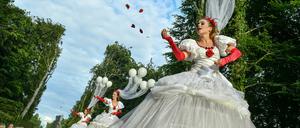 Darstellerinnen des Theater Tol sind während der Potsdamer Schlössernacht im Park Sanssouci bei einer "Bike-Parade" zu sehen. 