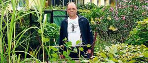 Peter Streich, 1964 geboren, wohnt zusammen mit seiner Frau Elke in der Scharnhorstsiedlung in Elstal und arbeitet als Wagenmeister bei der Deutschen Bahn in Berlin-Ruhleben. Wie viele andere hat er Angst, seine Miete nicht mehr zahlen zu können.