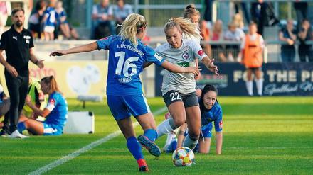 Werbung für den Frauenfußball. Es war ein heißer Tanz, den sich Frankfurts Janina Hechler (l.) und Potsdams Nina Ehegötz mit ihren Mannschaften zum Auftakt der Frauenfußball-Bundesliga geliefert haben und bei dem die Hessinen das bessere Ende für sich verbuchten.
