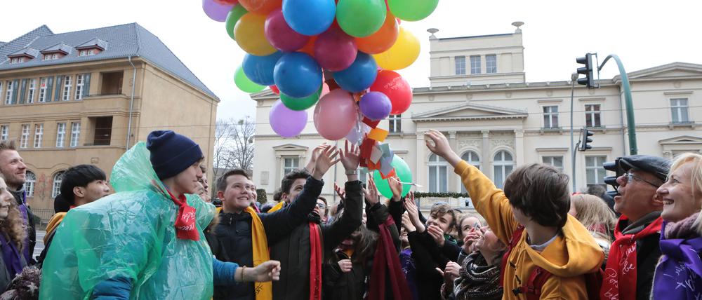 Das Bündnis "Potsdam bekennt Farbe", hier bei einer Aktion zum 70. Jubiläum der Allgemeinen Erklärung der Menschenrechte im Dezember 2018, will der AfD entgegentreten.