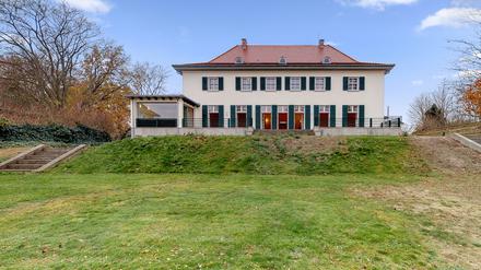 Am Hang über dem Jungfernsee thront diese Villa. Für 6,5 Millionen Euro wird sie derzeit angeboten. Foto: Dahler&amp;Company Potsdam