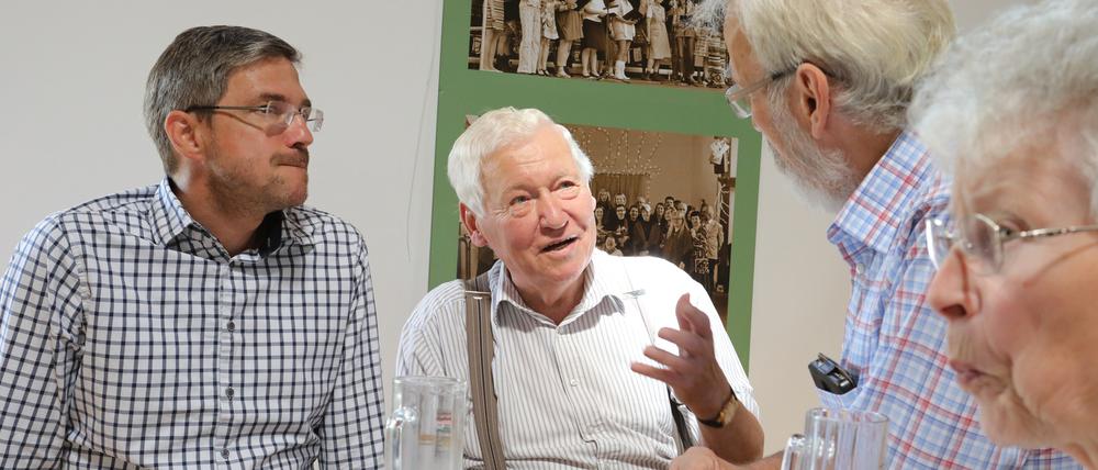 Im Gespräch. Oberbürgermeister Mike Schubert (SPD) mit Bürgern in Marquardt.