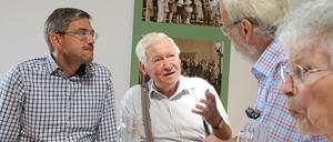 Im Gespräch. Oberbürgermeister Mike Schubert (SPD) mit Bürgern in Marquardt.