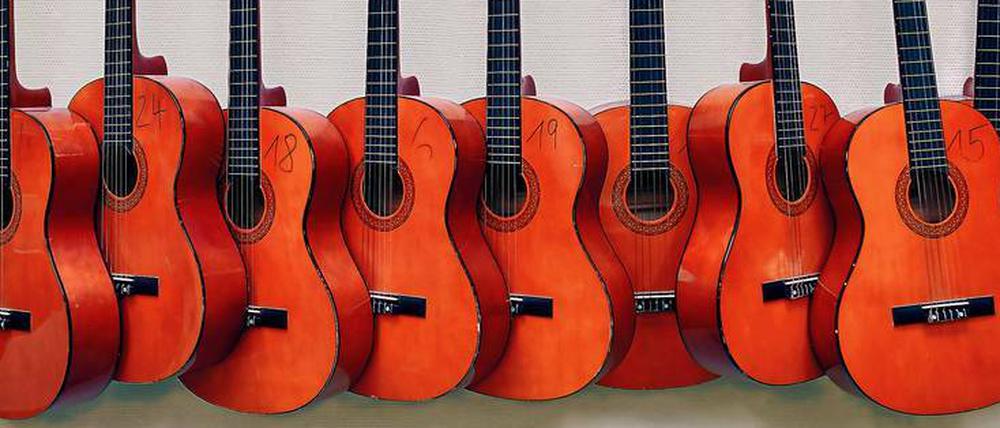 Musik in Massen. Musikschulen müssen Räumlichkeiten, Lehrkräfte und Instrumente finanzieren. 