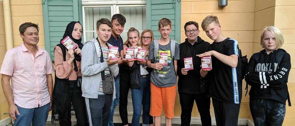 Klassenarbeit. Die Klasse 9a der Fontane-Oberschule mit Schriftsteller Andreas Sauter vor der Villa Quandt.