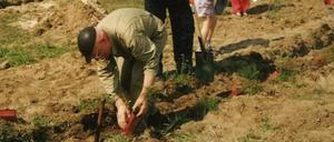 Der Künstler Ben Wagin (vorn) und Gernot Schmidt, Landrat von Märkisch-Oderland, bringen 1992 in Gorzyca junge Bäume in die Erde.