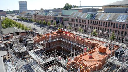 Der Turm wächst. Obwohl seit zwei Jahren gebaut wird, reißt die Kritik an dem Projekt nicht ab. Aufnahme vom 23. August 2019.