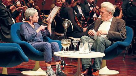 Die Autorin Marion Brasch (links) wünschte sich unter anderem die Titelmusik von zwei Western, in Erinnerung an ihre Brüder.