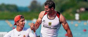 Verdient hat sich Sebastian Brendel den anerkennenden Handschlag von Balazs Adolf (l.). Der Zweitplatzierte Ungar gratuliert dem Potsdamer Ausnahme-Kanuten nach dessen WM-Sieg über 5000 Meter. F