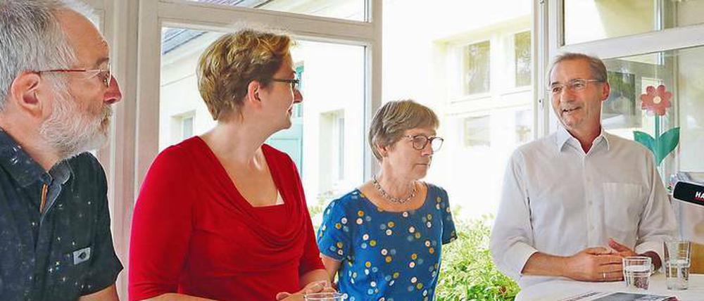 Annette (2.v.r.) und Stephan Flade (l.) sowie Matthias Platzeck (SPD, r.) im Begegnungscafé in Babelsberg. Es moderierte Klara Geywitz (SPD, 2.v.l.). 