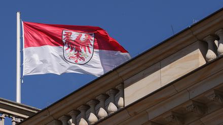 Die brandenburgische Landesflagge auf dem Landtag in Potsdam.