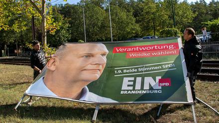 02.09.2019, Brandenburg, Potsdam: Ein Wahlplakat der SPD mit Dietmar Woidke, Ministerpräsident von Brandenburg, wird abgebaut. Foto: Monika Skolimowska/dpa-Zentralbild/dpa +++ dpa-Bildfunk +++