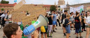Demonstranten bei "Fridays for Future" im Potsdamer Neuen Lustgarten.