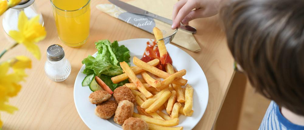 Fritten mit Hühnchen und Ketchup. Wie gefährlich ist Fastfood?