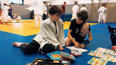 Erst lesen, dann Judo-Abc. Seit fünf Jahren helfen Trainer und Vereinsmitglieder des UJKC den Flüchtlingskindern in ihren Reihen beim Lernen.