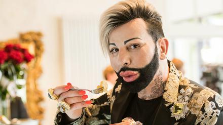 Harald Glööckler Ende August bei der Eröffnung mit einem Kuchenteller im Café Pompöös in Bad Dürkheim, das komplett von dem Stardesigner eingerichtet wurde.