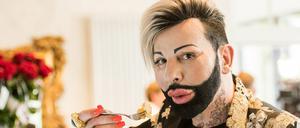 Harald Glööckler Ende August bei der Eröffnung mit einem Kuchenteller im Café Pompöös in Bad Dürkheim, das komplett von dem Stardesigner eingerichtet wurde.