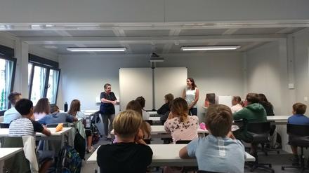 Mit digitaler Tafel im Container: Bis der Neubau steht, wird am Interimsstandort in der ehemaligen Mühlendorf-Oberschule unterrichtet. 